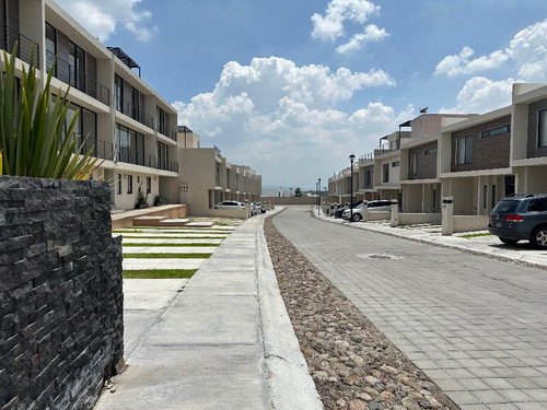 Casa En Venta En Colonia Residencial El Refugio, Querétaro, Querétaro