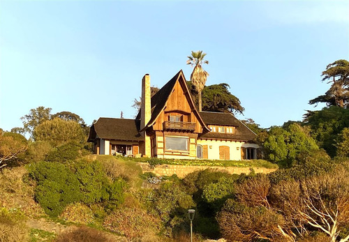 Casa En Venta De 6 Dorm. Frente A La Playa De Zapallar
