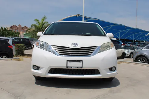 Toyota Sienna Minivan 2013