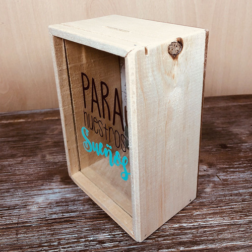 Alcancia Pequeña En Madera Con Vidrio Y Diseño En Vinilo