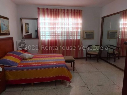 Imagen 8 de 30 de Mls #22-12709 Bella Quinta Con Amplios Espacios, En Calle Cerrada Con Vigilancia Las 24 Horas, Excelente Seguridad, 8 Puestos De Estacionamiento, Cerco Eléctrico, Amplio Deposito, Bello Jardín. Afm