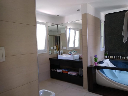 Importante Casa Estilo Francés Impecable Moderna