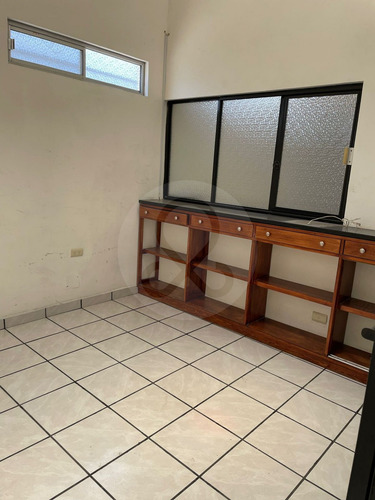 Local Comercial En Renta En Av Damian Carmona, Barrio De Santiago