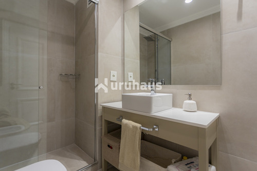 Venta Apartamento Tres Dormitorios Playa Mansa Primera Linea Edificio Coral Tower