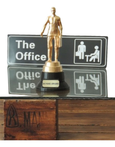 Pack The Office. Trofeo Dundie Award + Chapa Michael Scott