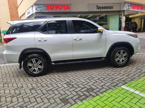 Toyota Fortuner 2.4l Sr Tp 2.4cc Td 7ab 4x2 2023 Único Dueño