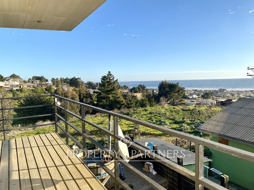 Pichilemu, Casa Con Maravillosa Vista En Sector Re...