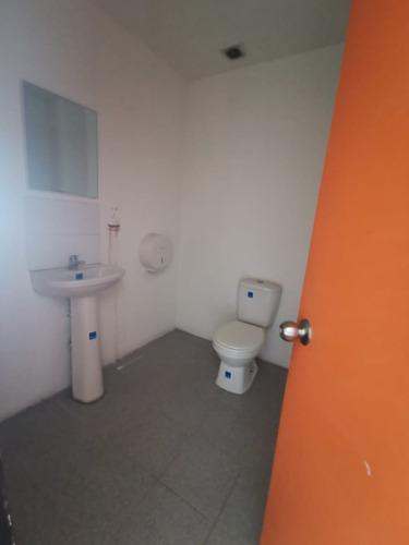 Excelente Local Comercial En Concurrido Strip Center