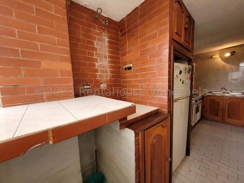 Comodo Apartamento, En Una De Las Urbanizaciones Mas Prestigiosas De Maracay 24-12499 Irrr