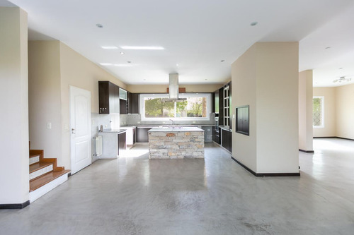 Venta Casa De 4 Ambientes Ubicada En Country Terravista, Zona Oeste.
