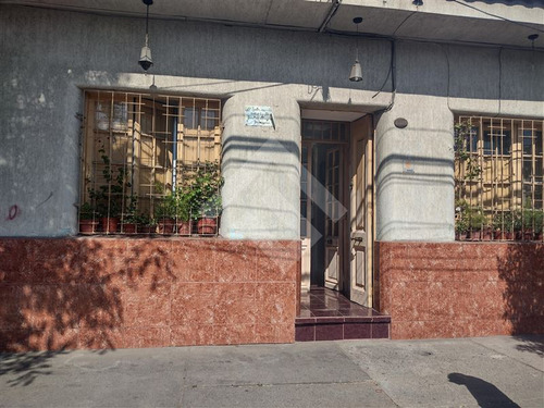 Casa De Fachada Continua, En Tradicional Barrio De Santiago