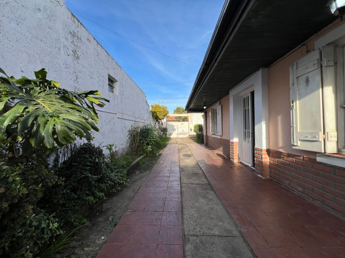 Casa Con Galpón En Barrio Las Avenidas