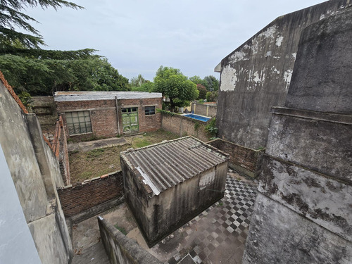 Venta Gran Lote De 10 X 37,45 Con Casa A Reciclar Y Galpón