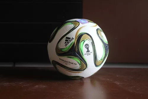 Bola da Copa de 2014 é apresentada no Rio