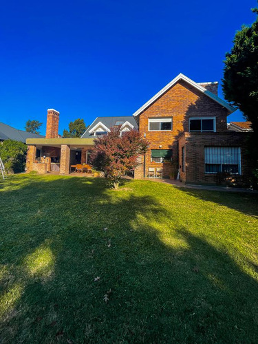 Hermosa Casa De 4 Dormitorios En Amplio Terreno Con Piscina En Fisherton.