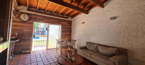 Casa Sobre Lote De 10x40 Con Gran Jardín Con Piscina - En Venta
