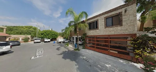 Casa De Dos Niveles Con Amplia Cochera