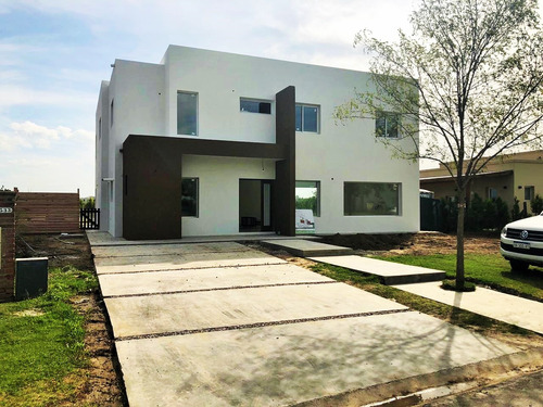 Casa A Estrenar. El Cantón. Barrio Islas.