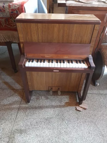 Antigo Piano infantil em madeira - MAMÃE EU QUERO - Todas as teclas