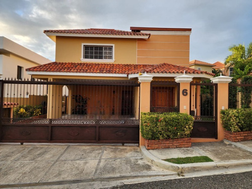 Hermosa Casa En Venta En Colina Del Oeste