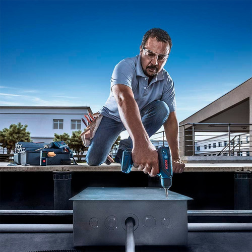 Taladro atornillador inalámbrico de 6mm Bosch GSR 1000 SMART 12V + accesorio con maletín de transporte 110V/220V