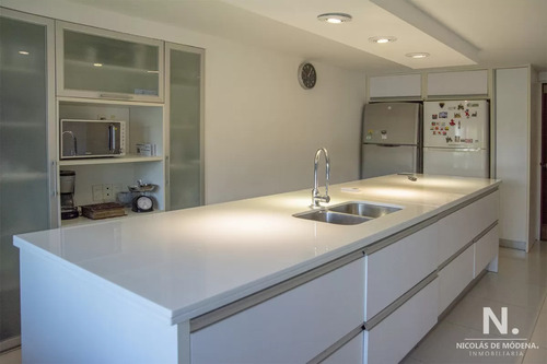 Casa A La Venta En Playa Mansa Punta Del Este, Gran Tamaño Ubicada En Zona Privilegiada.