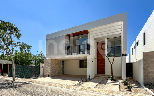 Casa En Venta En Mérida En Privada Soluna, Temozón Norte