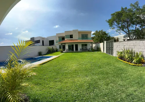 Casa Con Alberca Y Jardín En Fraccionamiento Con Seguridad