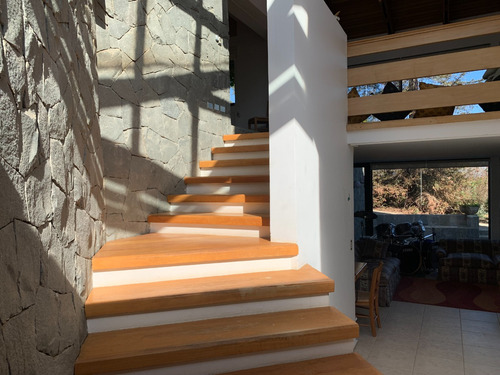 Excelente Parcela Con Amplia Casa, Gran Terreno Y Jardines
