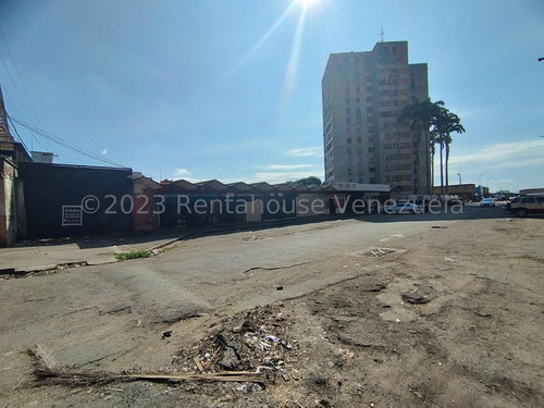 Centro Comercial De 8 Locales C/bano De 80 M2 C/u Y Area De Logistica Abierta De 730 M2. Representa Una Oportunidad Unica Para Consolidar, Crecer O Iniciar El Negocio De Tus Suenos. 