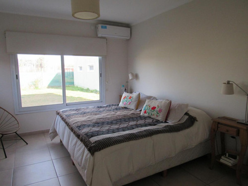 Casa En Venta - 3 Dormitorios 3 Baños - Cochera - 1.600mts2 - Chivilcoy