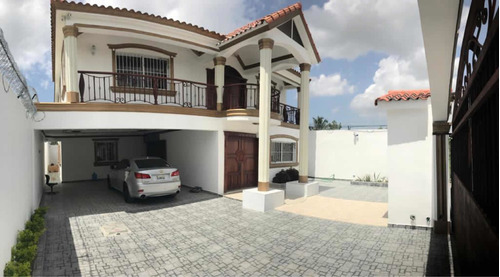 Majestuosa Casa En Venta De 3 Niveles Santo Domingo Este