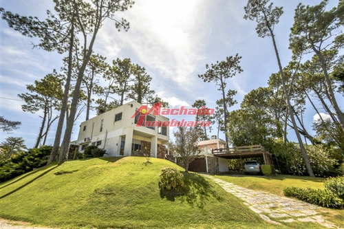 Casa De Seis Dormitorios En Venta - Playa Mansa - Ref: 5438