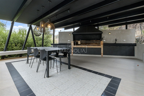 Casa En Arriendo De 7 Dorm. En Lo Barnechea
