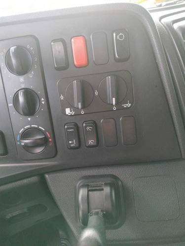 Imagem 7 de 15 de Mercedes Benz 8x2 Atego 3030 2016 Side