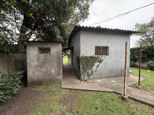 Casa 2 Dormitorios, Amplio Jardín Con Galpón Y Dpto Al Fondo