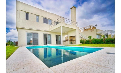 Impecable Casa En Barrio Los Castaños