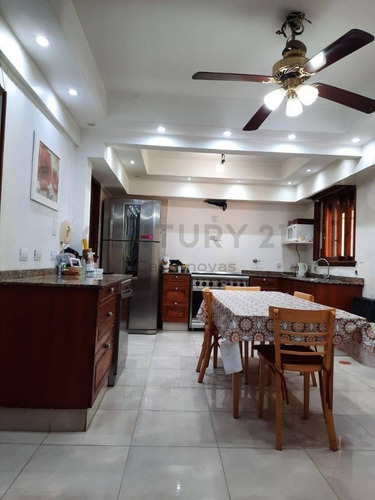Imagen 3 de 29 de Excelente Chalet Sobre 294 M2 Quincho Parrilla Cochera 2 Autos