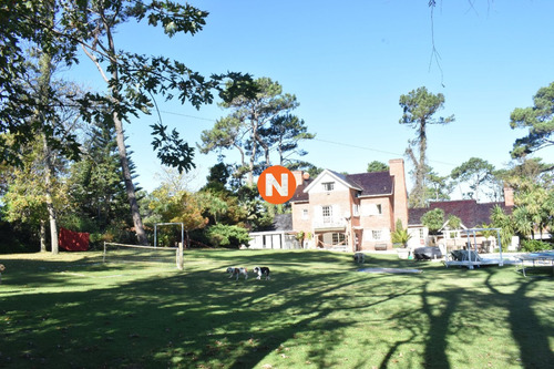 Casa Con Excelentes Comodidades En Punta Del Este