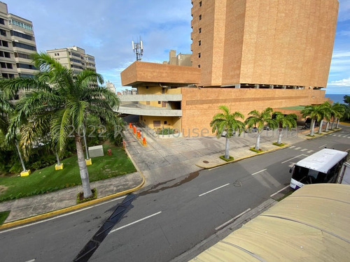 Edificio Comercial A La Venta En Playa Grande.locales,deposito,oficinas, Estacionamiento. 23-16262gm