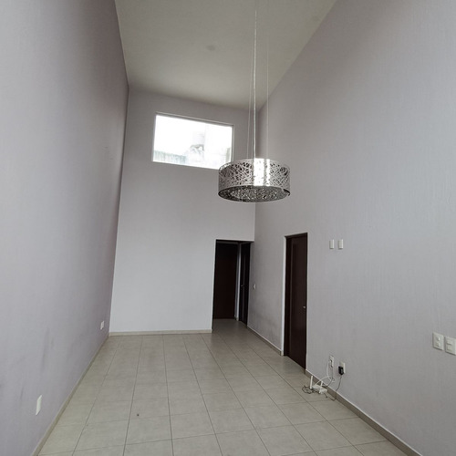 Casa En Venta En Residencial Las Moras, De Una Planta Con Doble Altura La Tijera