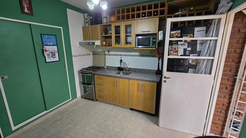 Casa Tipo Chalet De 6 Ambientes Con Jardin, Pileta Y Cochera En Venta. Olivos