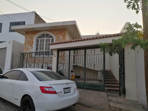 Casa Espaciosa De 3 Recámaras, Cochera, Amplio Patio