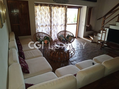 Cgi + Luxury Ofrece En Alquiler Vacacional Villa Retiro