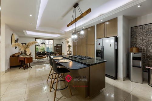 Casa En Venta De Lujo El Palomar Con Vista Panorámica Y Amplio Jardín