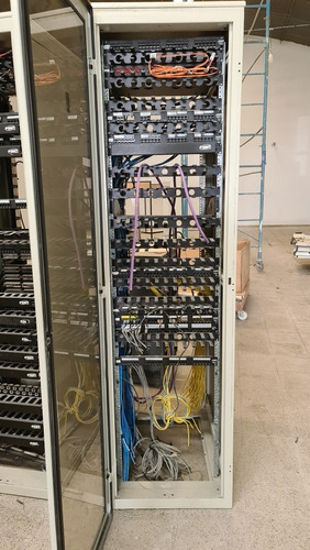 Imagen 1 de 6 de Rack 40 Unidades Usado Impecable Con Varios Accesorios