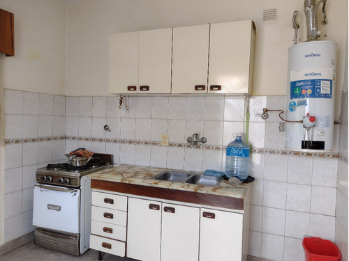 Casa Con Garaje Descubierto, Amplio Frente, Fondo Con Árboles Frutales Y Quincho