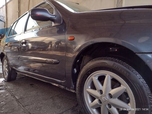 Imagem 9 de 10 de Renault Clio Sedan 2002 1.0 16v Rt 4p
