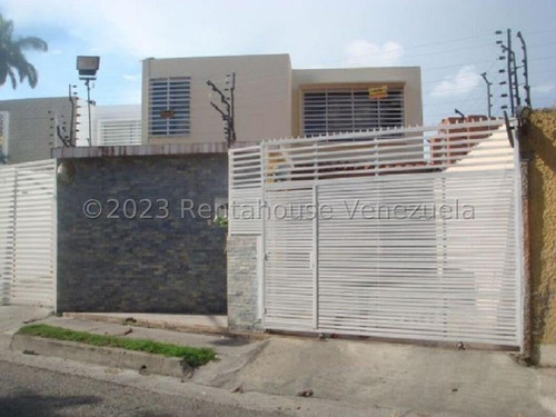  Jl/ Amplia, Linda Casa Con Bellas Areas Verdes En Venta. Nueva Segovia Barquisimeto,  Lara, Venezuela, Jose López /  4 Dormitorios  3 Baños  161 M² 