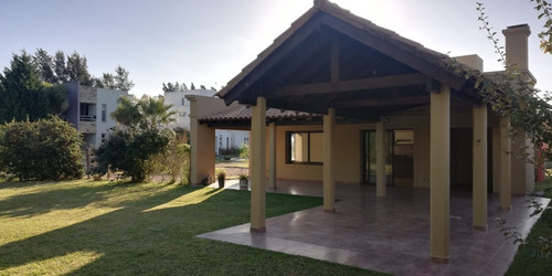Imagen 2 de 30 de Hermosa Casa En Venta 4 Amb. Barrio Cerrado Canning